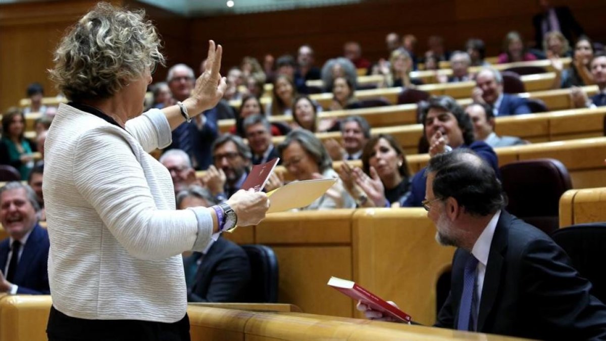 La senadora Mireia Cortes junto a Mariano Rajoy, durante el intercambio de regalos envenenados.-JUAN MANUEL PRATS
