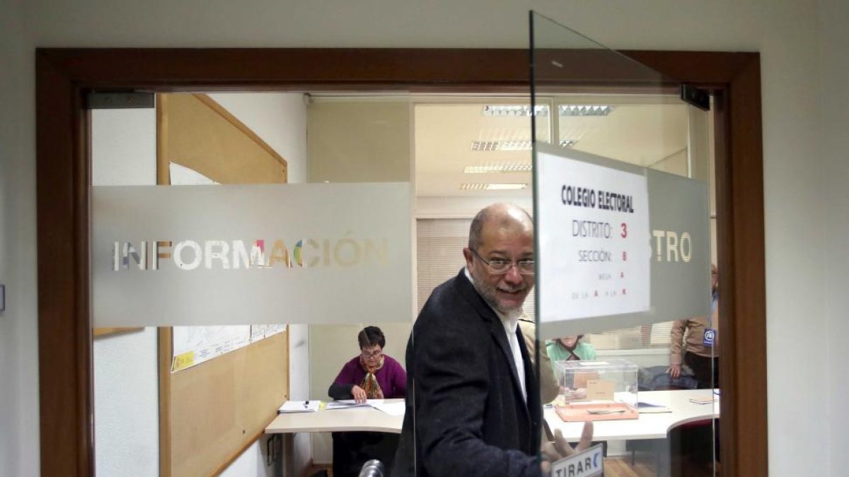El candidato al Congreso por Valladolid Francisco Igea vota en la sede de la Confederación Hidrográfica del Duero (CHD)-ICAL