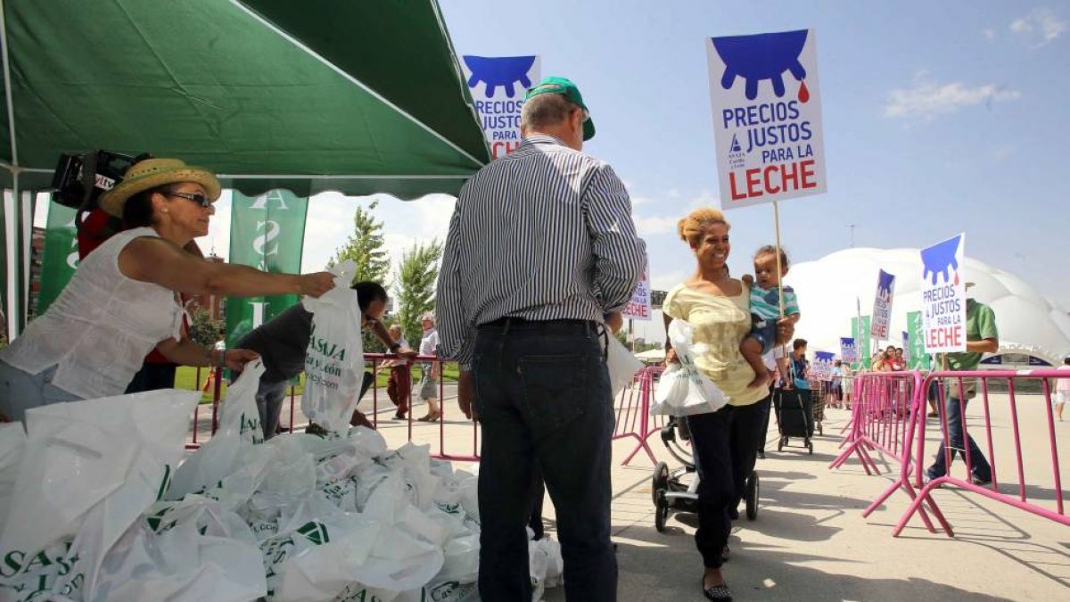 Asaja de Castilla y León celebra un acto de protesta en defensa de los ganaderos de vacuno de leche, con el reparto de 2.500 briks de leche-ICAL