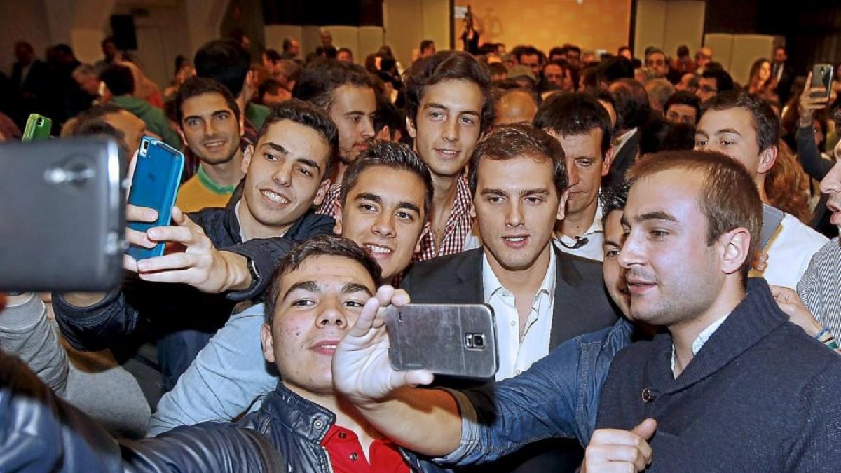 Rivera, ‘acorralado’ por simpatizantes de Ciudadanos, ‘a la caza’ de un ‘selfie’, ayer, en un hotel de Valladolid.-J.M. Lostau