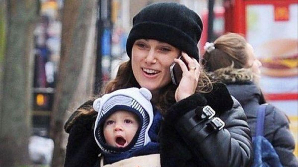 Keira Knightley, con su hija.-EL PERIÓDICO