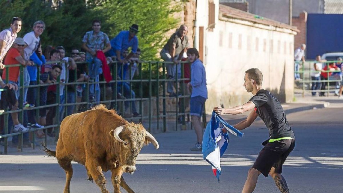 Uno de los mozos más valientes cita al toro en el encierro.-Pablo Requejo