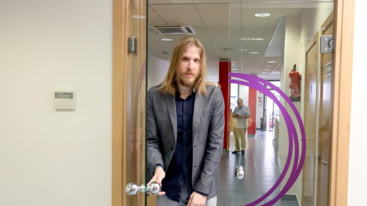 El secretario general de Podemos Castilla y León, Pablo Fernández, valora en rueda de prensa su reunión con el Bloque de Izquierdas Portugués-ICAL