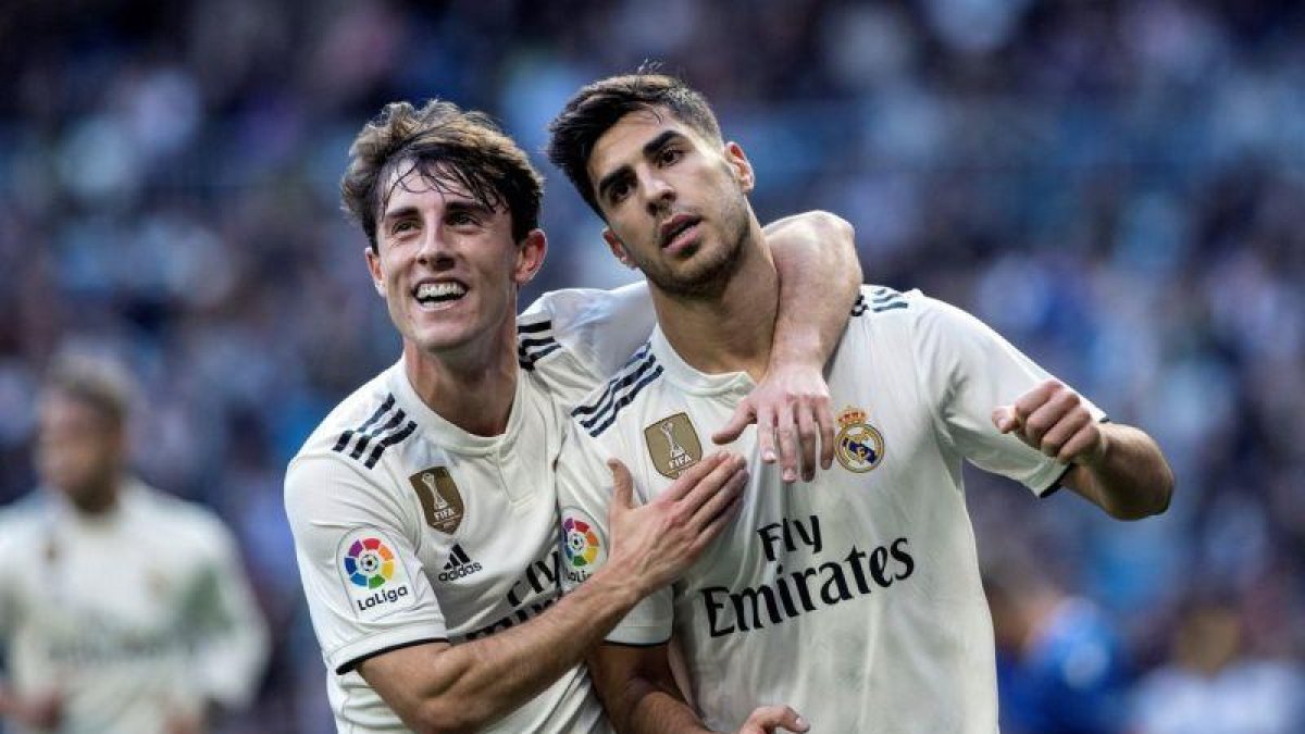 Asensio (d) celebrando uno de sus goles ante el Melilla.-EFE