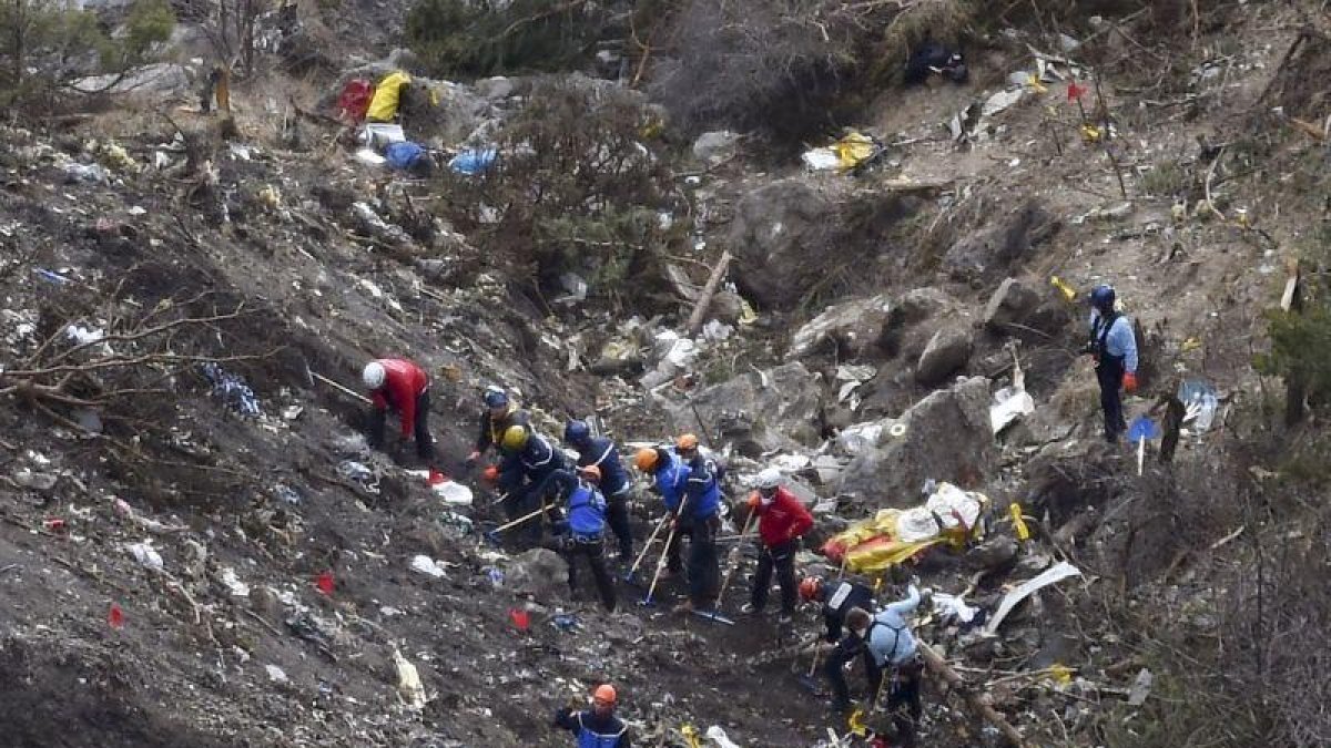 Restos del avión de Germanwings estrellado en los Alpes franceses el 24 de marzo.-AFP / ANNE-CHRISTINE POUJOULAT