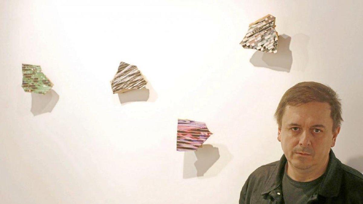 Ignacio Gil posa junto a las obras de ‘Noise’, en el Museo de la Cerámica de Aranda de Duero.-ICAL