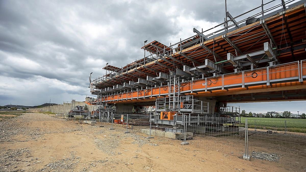 Trabajos de construcción del  ramal de mercancías que rodeará Valladolid por el este tras su reanudación en 2018.-E.M.