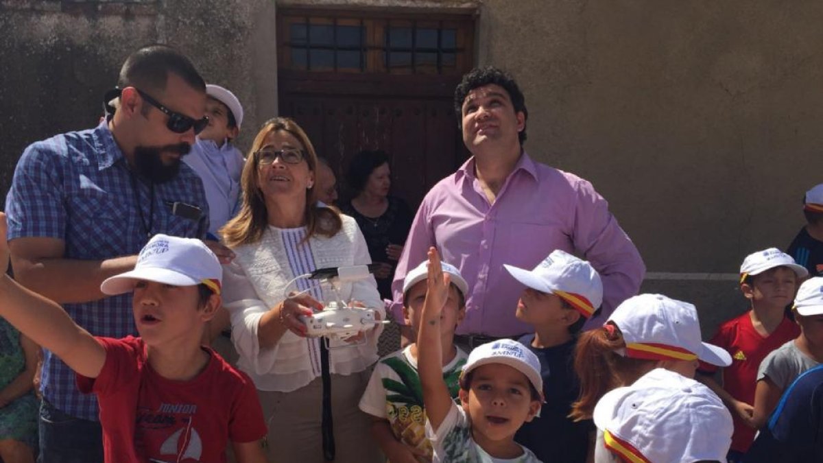 Mayte Martín acompañada de niños durante su visita a Villardondiego.-E. M.
