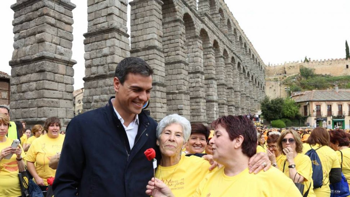 Pedro Sánchez abraza a dos simpatizantes y recibe una rosa de una de ellas en su visita a Segovia-Ical