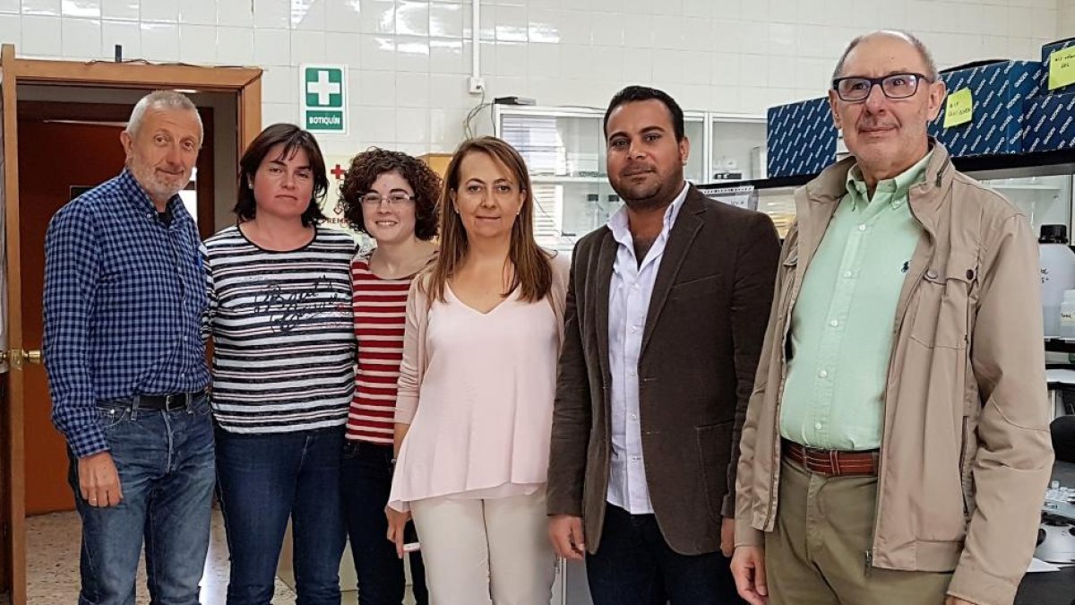 Miembros del grupo de investigación de Taxonomía y Conservación Vegetal en las instalaciones de la Universidad de León.-EL MUNDO