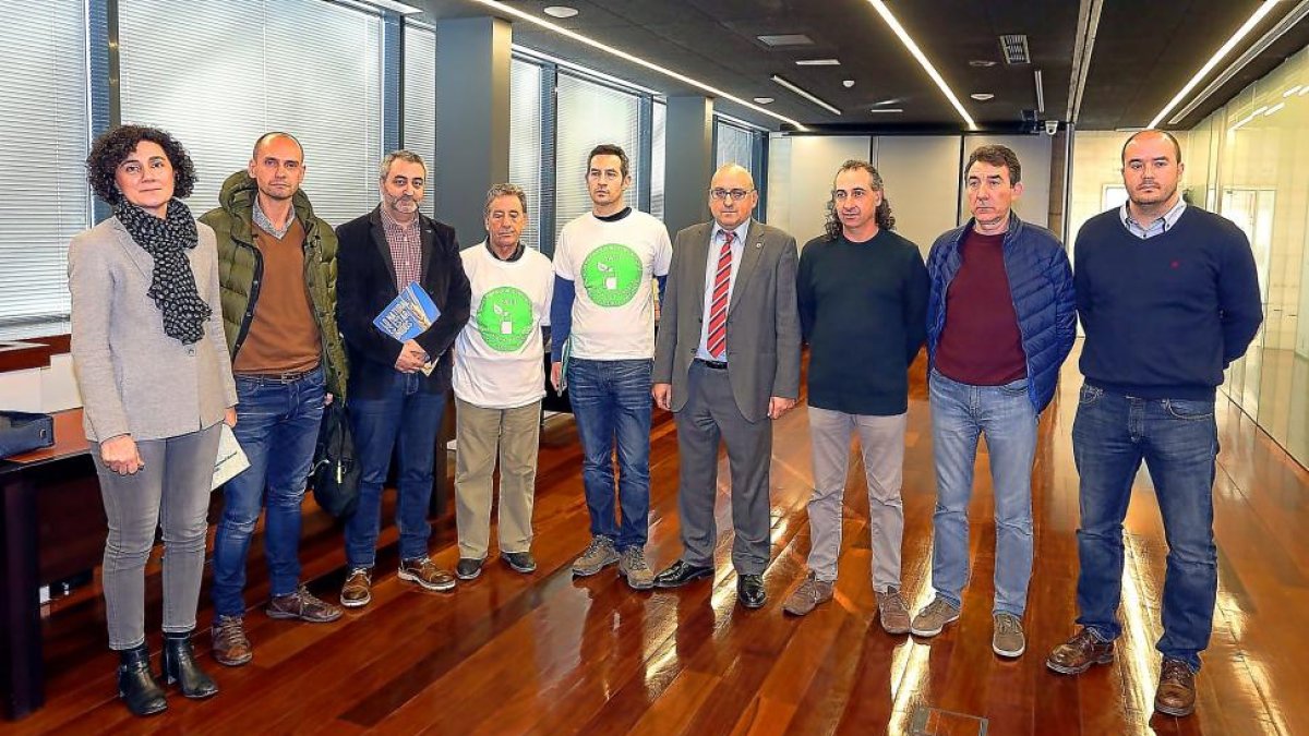 Representantes de ASAJA, la Alianza UPA-COAG, la Plataforma ciudadana Pro-refinería, CECALE, UCCL, CCOO y Magdala tras la firma del Manifiesto.-ICAL