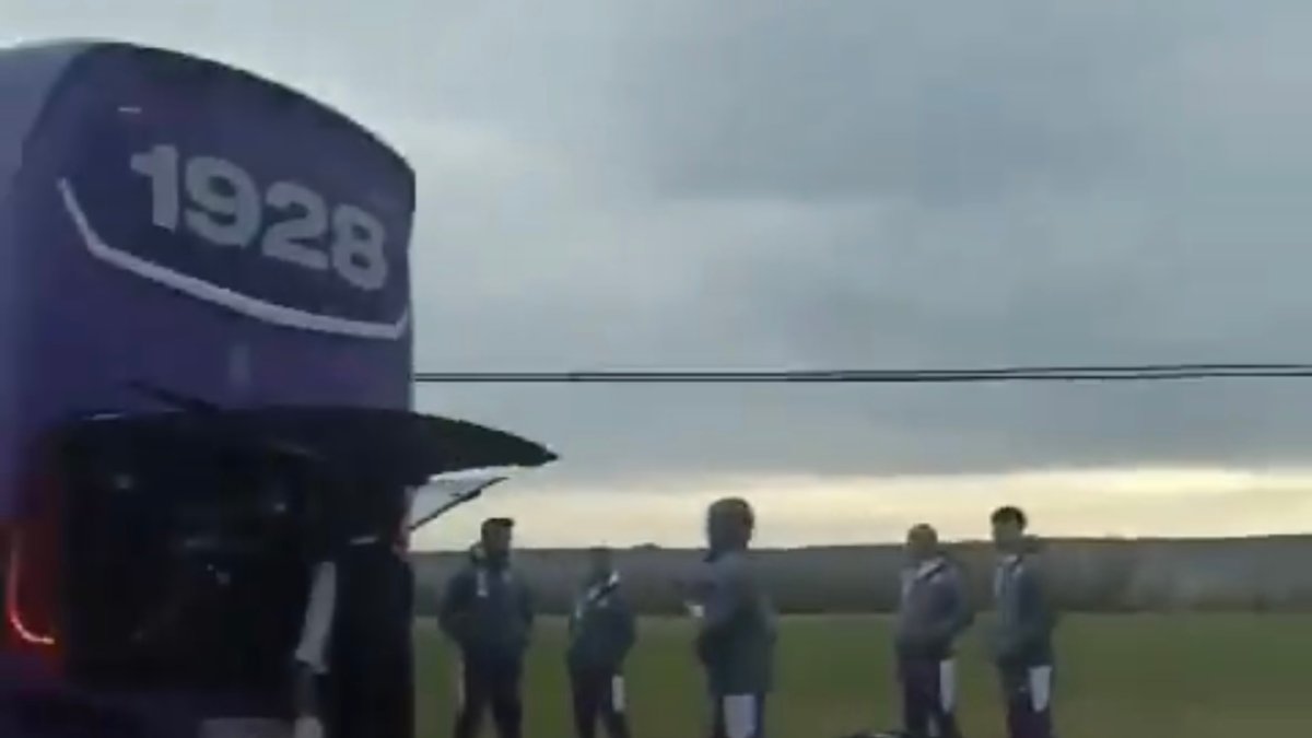 Autocar averiado con jugadores esperando. / EL DESMARQUE