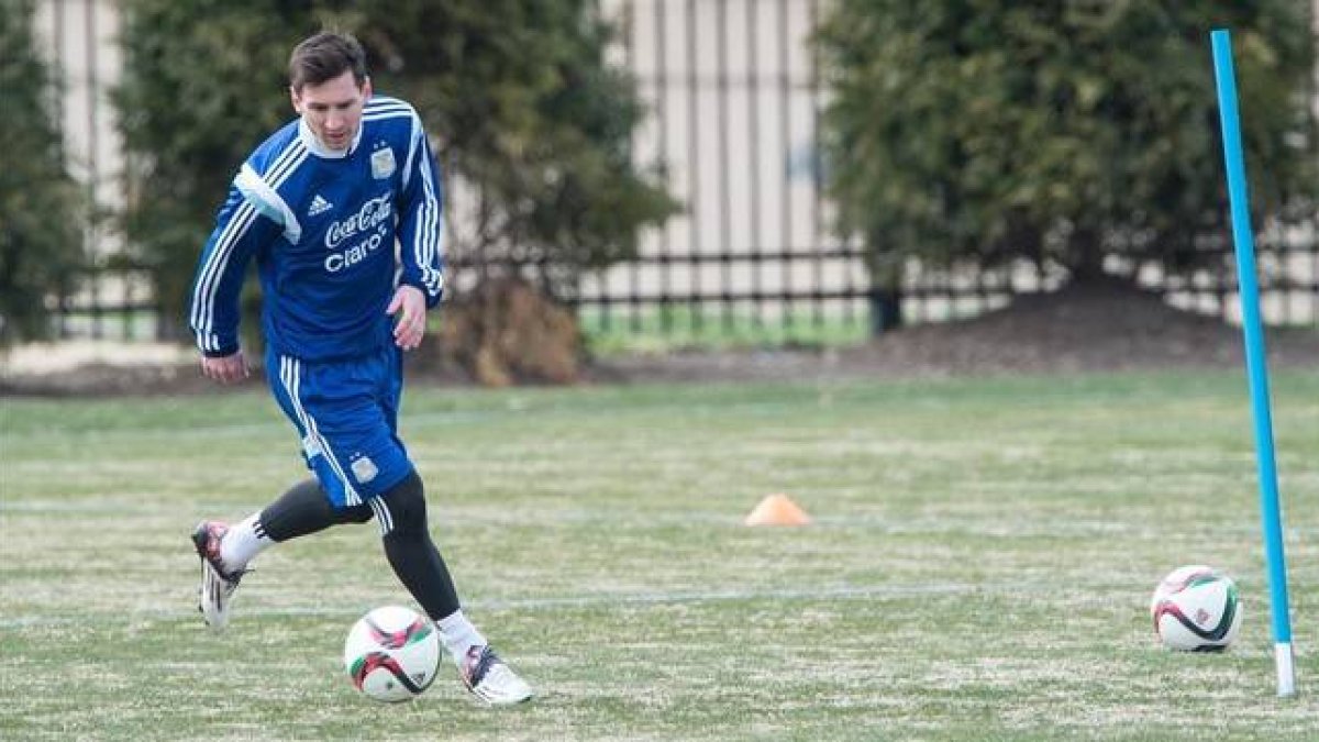 Messi corre con el balón durante un entrenamiento con la selección argentina.-Foto:   AFP / NICHOLAS KAMM