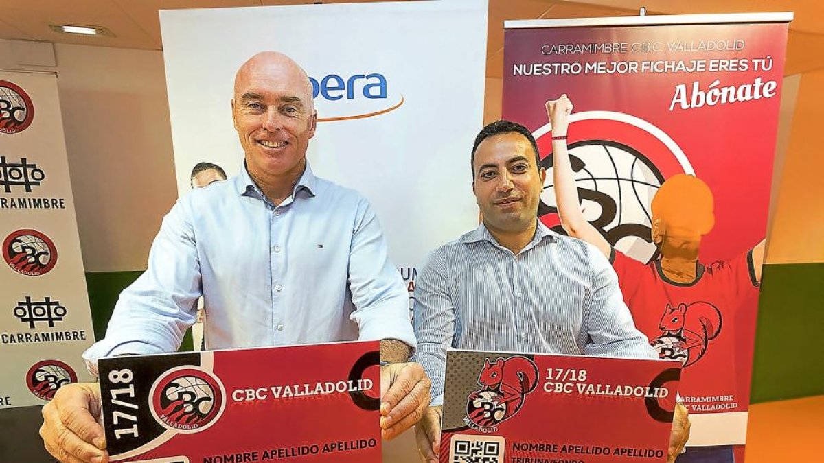 Mike Hansen y Luis Calleja posan con dos réplicas de los carnets de abonados.-PABLO REQUEJO