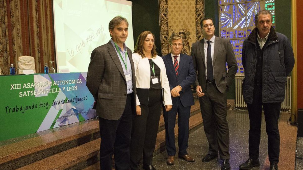 El presidente del sindicato SATSE, Manuel Cascos; la secretaria general de SATSE castilla y león, Mercedes Gago; el gerente regional de Salud, Rafael López; el delegado de la junta, Alberto Castro; y el vicepresidente de la diputación, Juan Duo.-J. L. Leal / ICAL