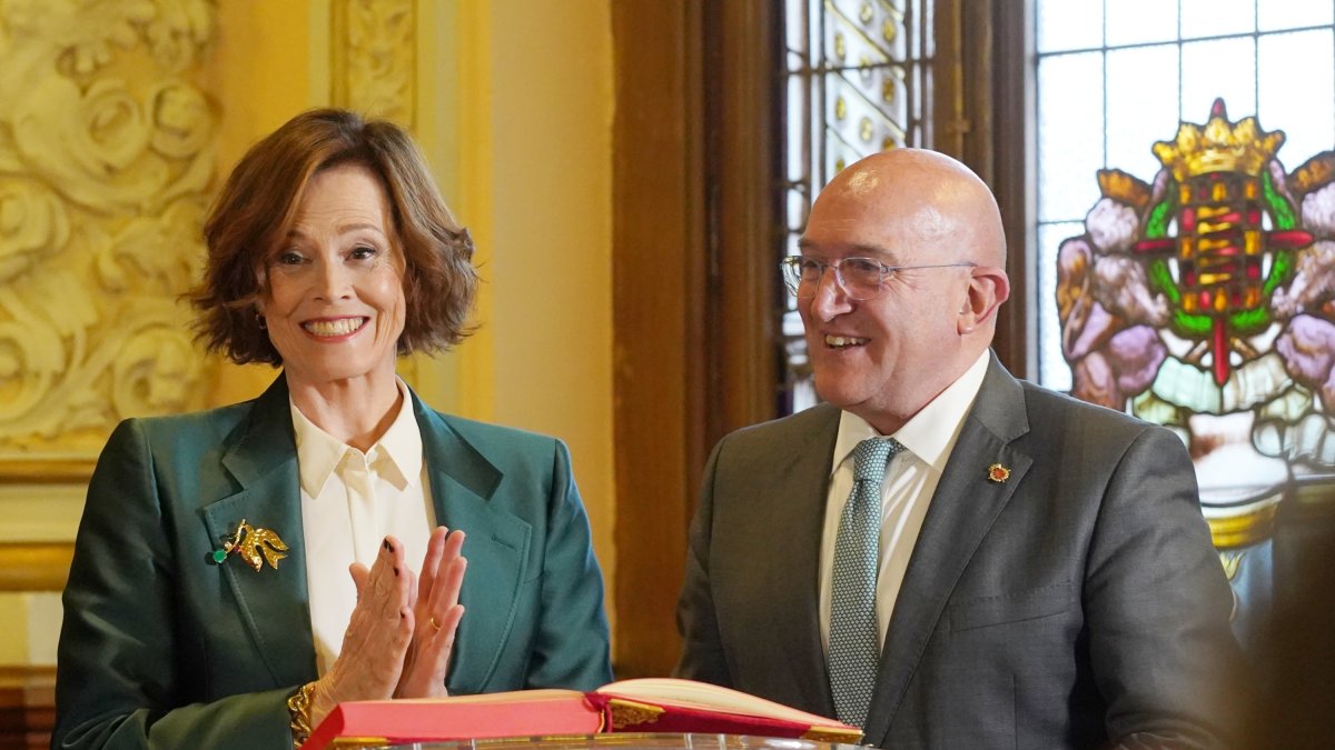 Sigourney Weaver y Jesús Julio Carnero.-ICAL