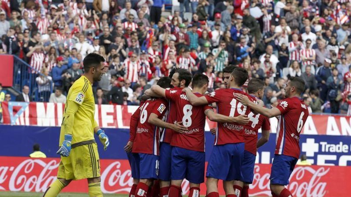 Los jugadores del Atlético de Madrid celebran el cuarto gol de su equipo, del delantero Antoine Griezmann, durante el partido de la trigésimo primera jornada de Liga contra el Betis, en el estadio Vicente Calderón de Madrid.-EFE