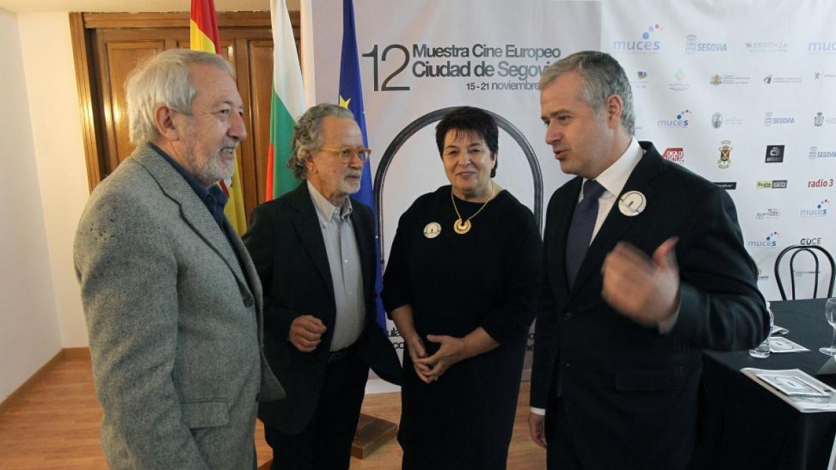 El director del certamen, Eliseo de Pablos, el director de cine, Fernando Colomo, la alcaldesa de Segovia, Clara Luquero, y el embajador de Bulgaria en España, Ivan Kondov.-ICAL