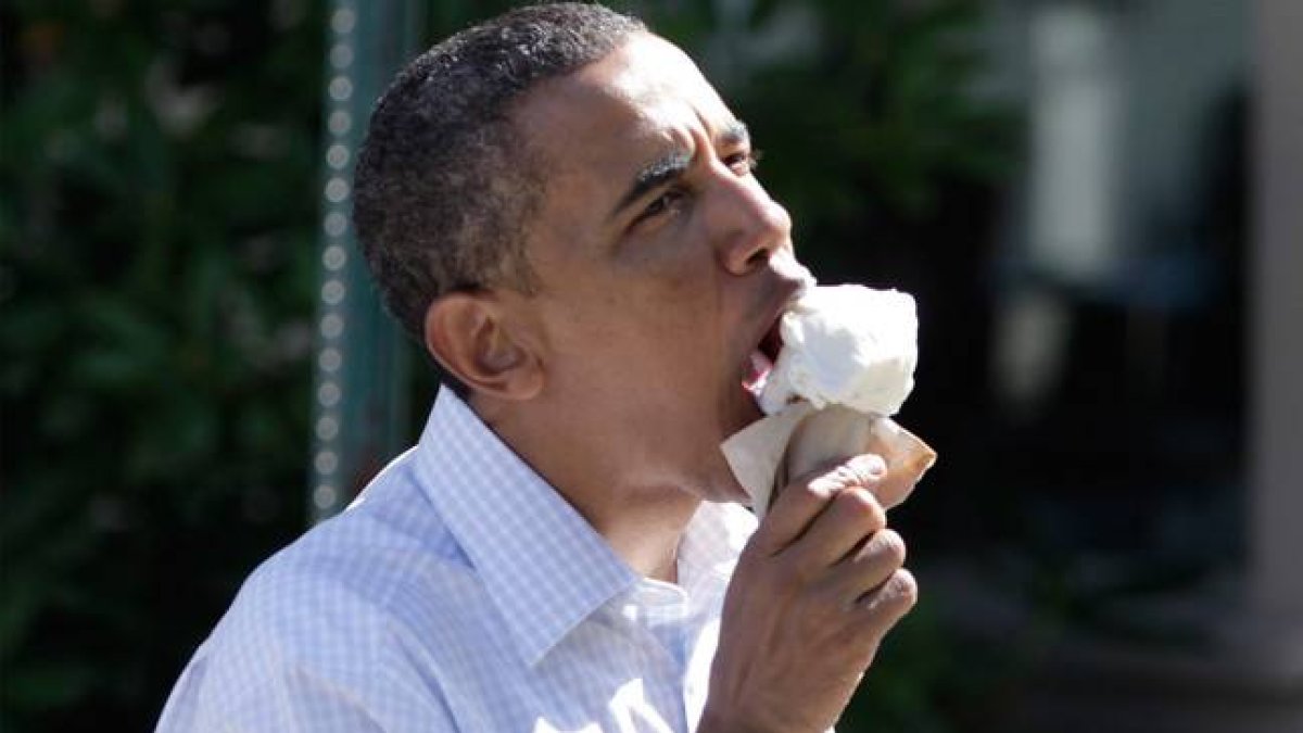Barack Obama, presidente de Estados Unidos, comiéndose un helado.-Foto: AFP / YURI GRIPAS