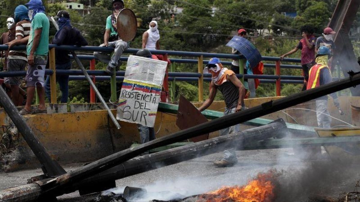 Manifestantes obstruyen una vía con una barricada en llamas, en Barquisimeto (Venezuela), el 26 de julio.-EFE / PASQUALE GIORGIO