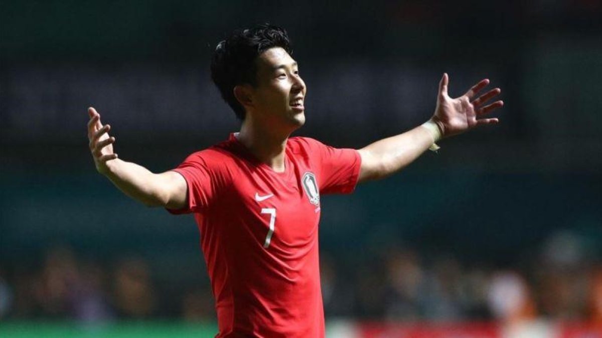 Heung-Min Son, tras el pitido final que daba la medalla de oro a Corea del Sur.-REUTERS / ATHIT PERAWONGMETHA