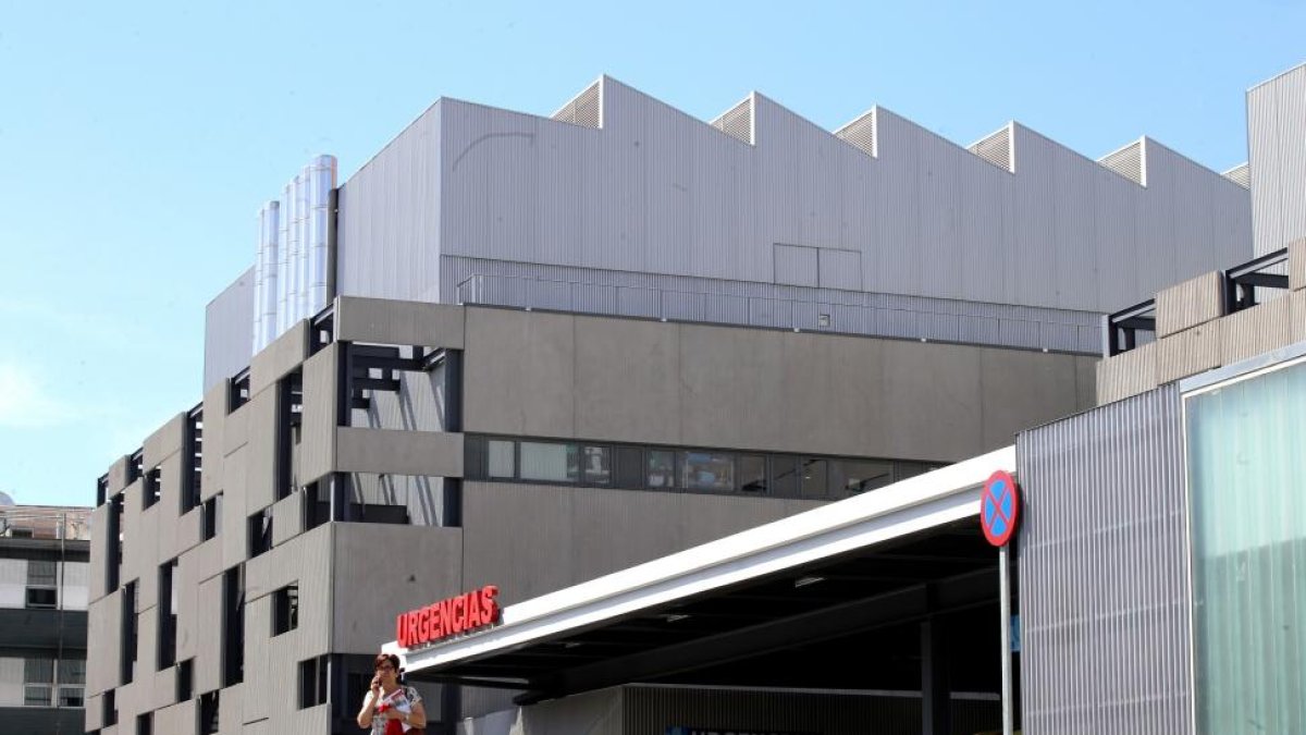 Fachada de urgencias del Hospital Clínico.-ICAL