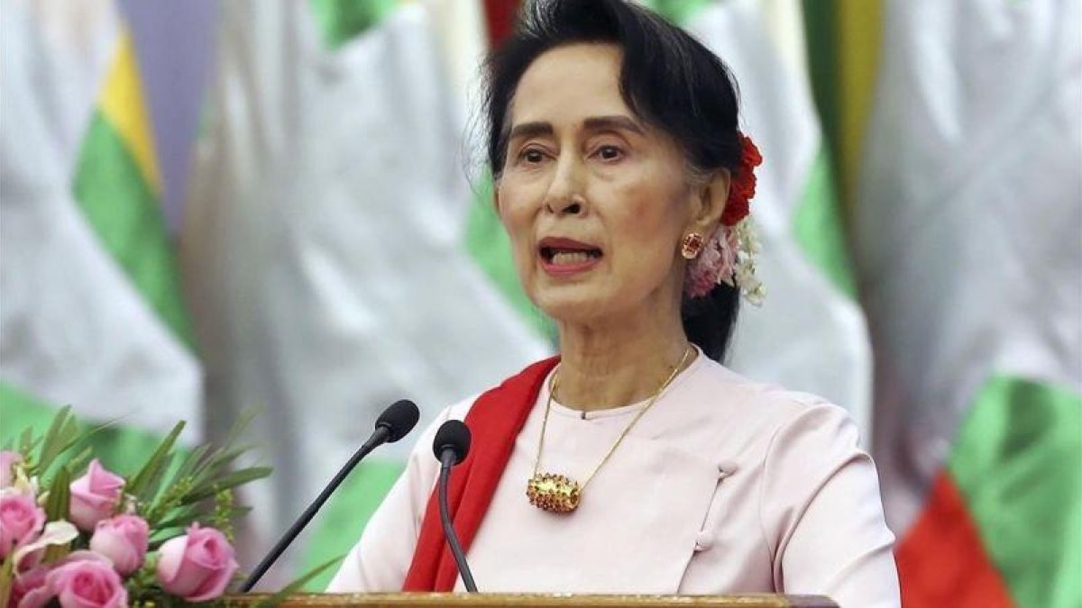 Aung San Suu Kyi, durante un discurso en Naypyitaw (Birmania), el 11 de agosto.-AP / AUNG SHINE OO
