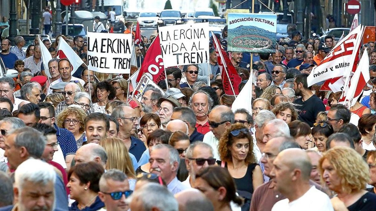 Asistentes a la manifestación para reclamar la integración de Feve en la capital leonesa.-ICAL