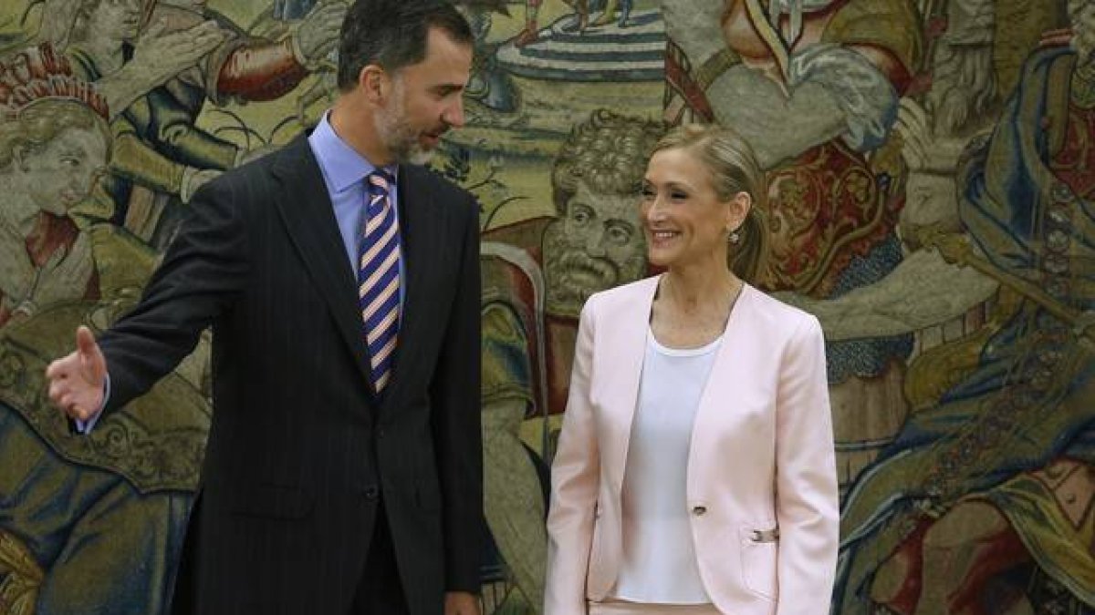 El rey Felipe VI, con la presidenta de la Comunidad de Madrid, Cristina Cifuentes, este viernes, 3 de julio.-Foto: DAVID CASTRO