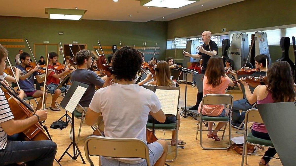 López Cobos dirige a sus alumnos en una escena del documental ‘Música en sus manos’.-SEMINCI