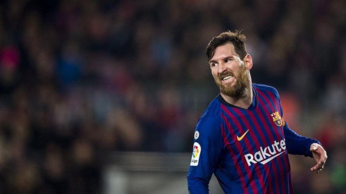 Messi, tras un fallo durante el partido contra el Valladolid.-JORDI COTRINA