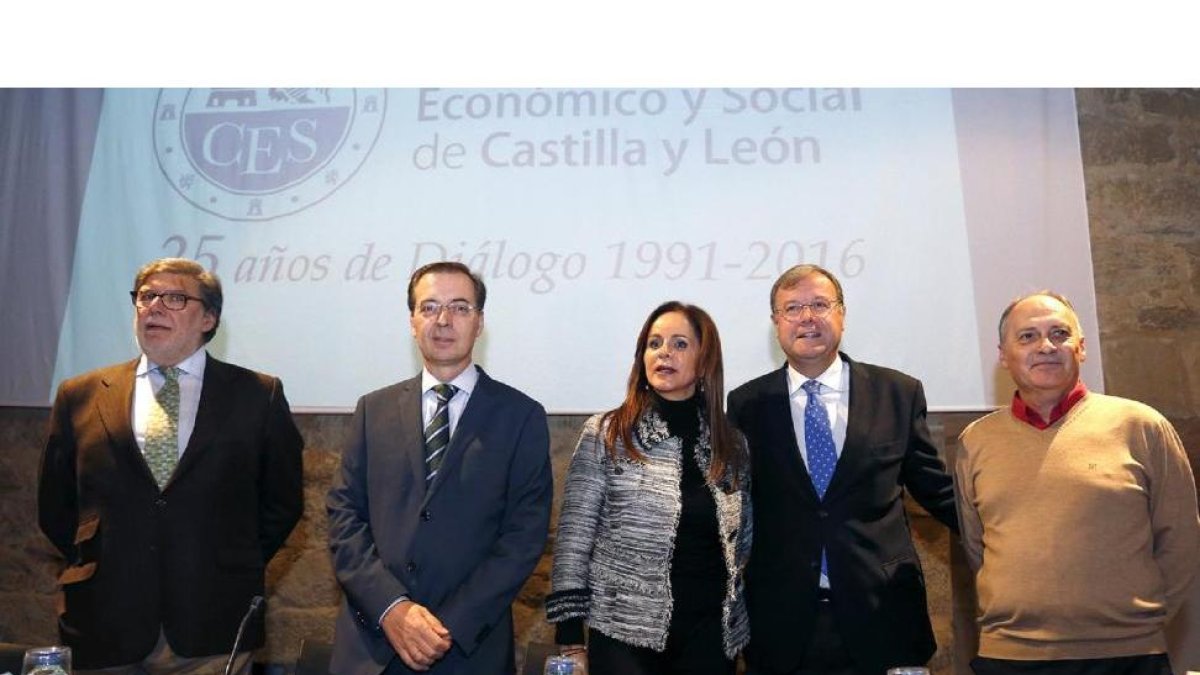 Santiago Aparicio, Germán Barrios, Silvia Clemente, Antonio Silván y Faustino Temprano, ayer  en la reunión del Pleno del CES en León.-ICAL