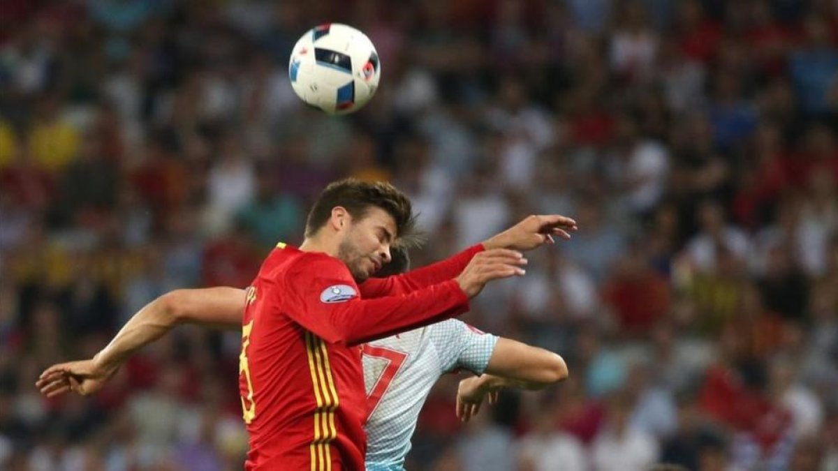 Piqué salta junto al turco Gonul en el duelo disputado en Niza.-EFE / OLIVER WEIKEN