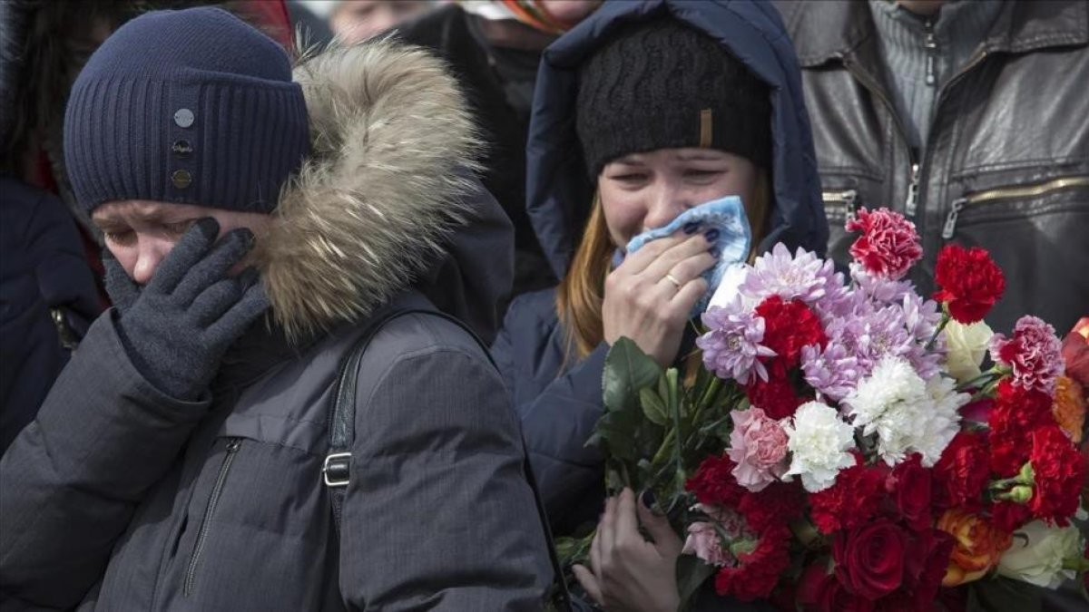 Familiares de dos niños y su abuela fallecidos en el incendio, en el funeral oficiado en Kémerovo (Siberia occidental), el 28 de marzo.-/ AP / SERGEI GAVRILENKO