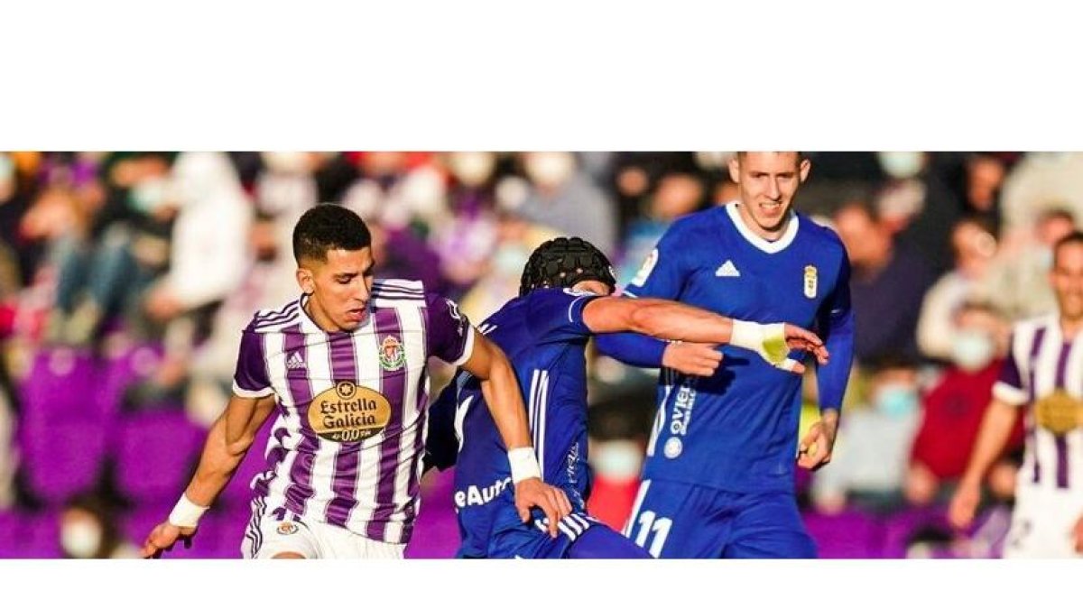 El Yamiq disputa un balón con Luismi. / RV