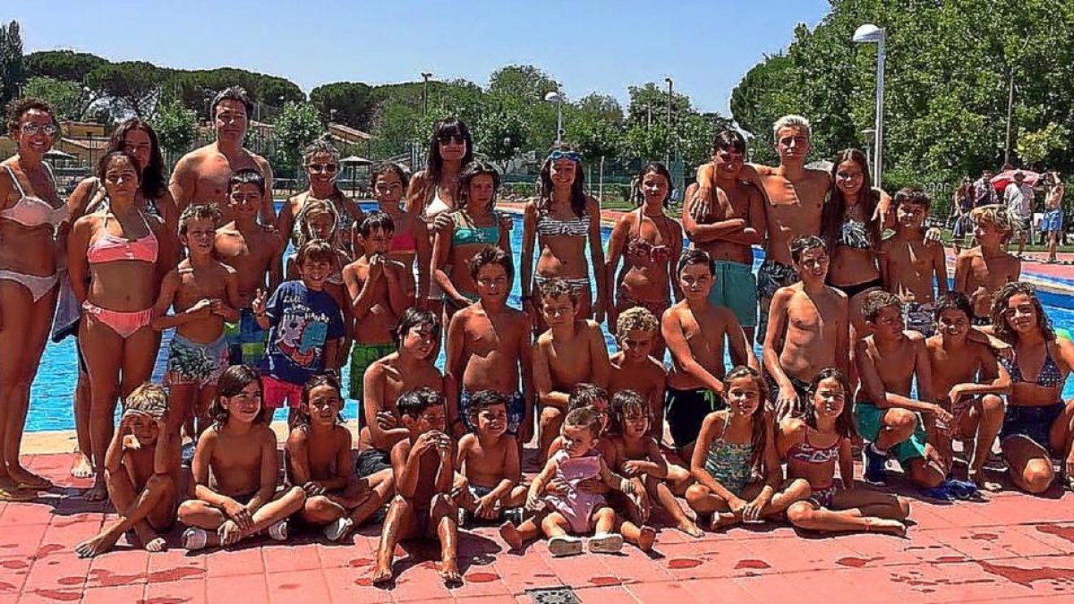 Algunos de los participantes en el acto de natación solidario celebrado en la urbanización Coto del Cardiel de Viana de Cega.-E.M.