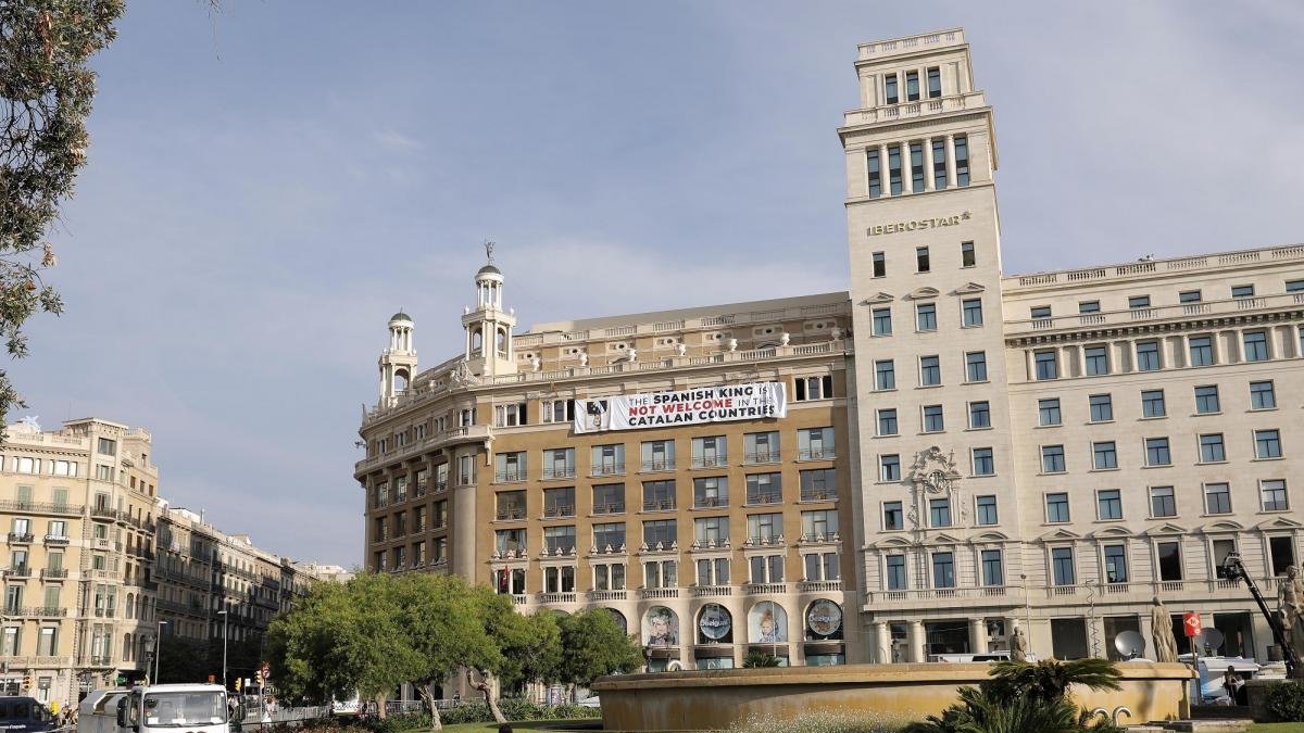 Homenaje en el primer aniversario a las victimas del atentado de la Ramblas al que han asistido los Reyes Felipe y Leticia casi clandestinamente, como escondiéndose.-EUROPA PRESS
