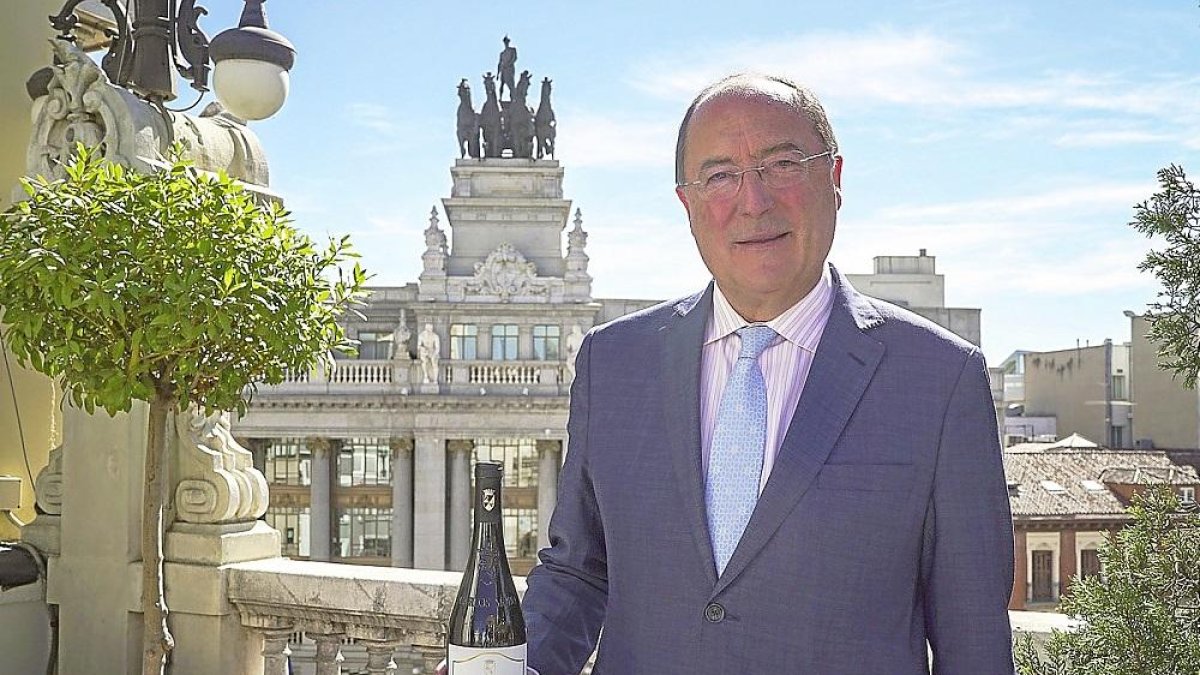 Carlos Moro posa con el nuevo vino.-E.M.