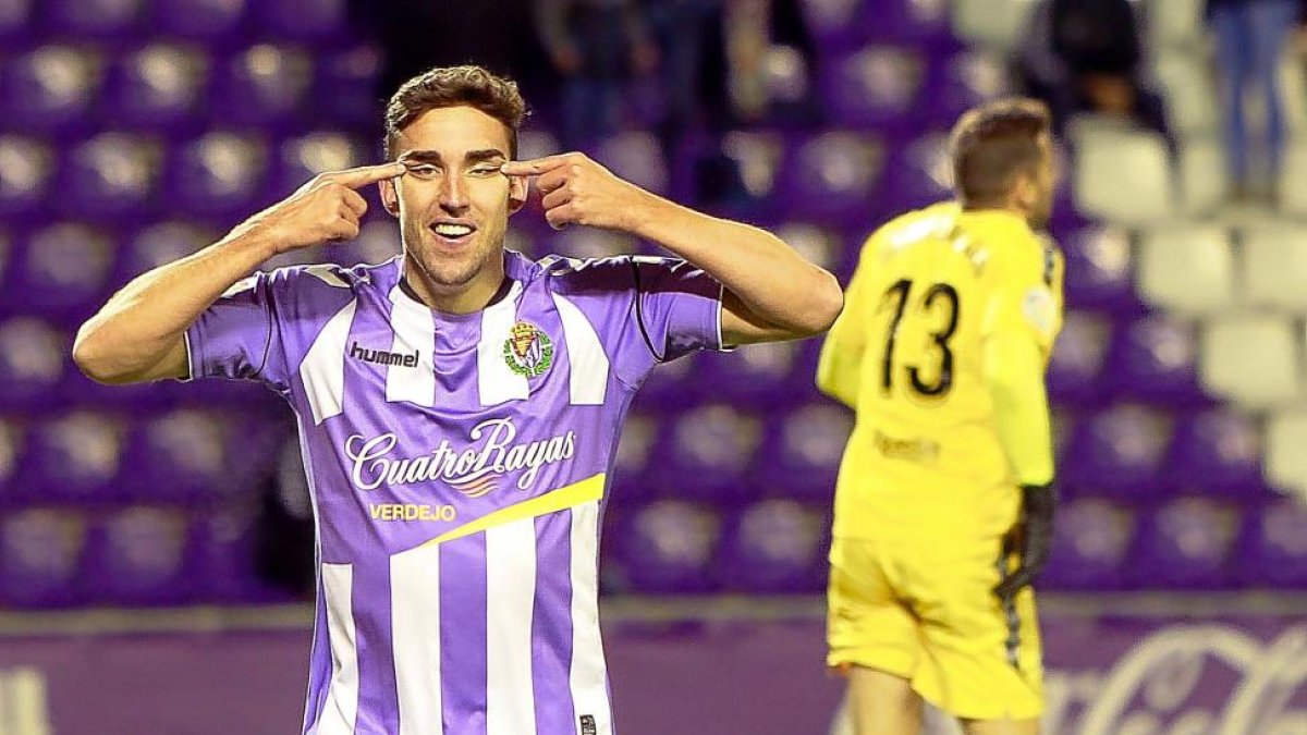Mata se ‘achina’ los ojos en la celebración del segundo gol del Real Valladolid.-J. M. LOSTAU