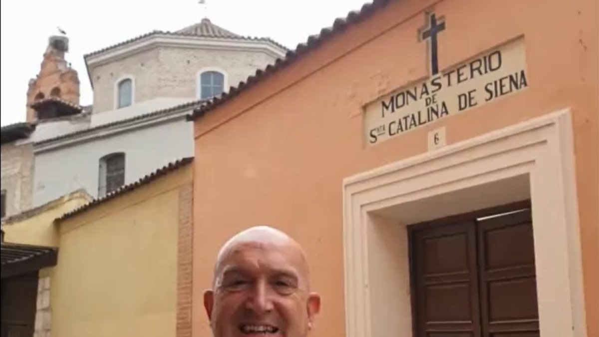 El candidato del PP a la Alcaldía de Valladolid, Jesús Julio Carnero, frente al monasterio de Santa Catalina.- E. M.