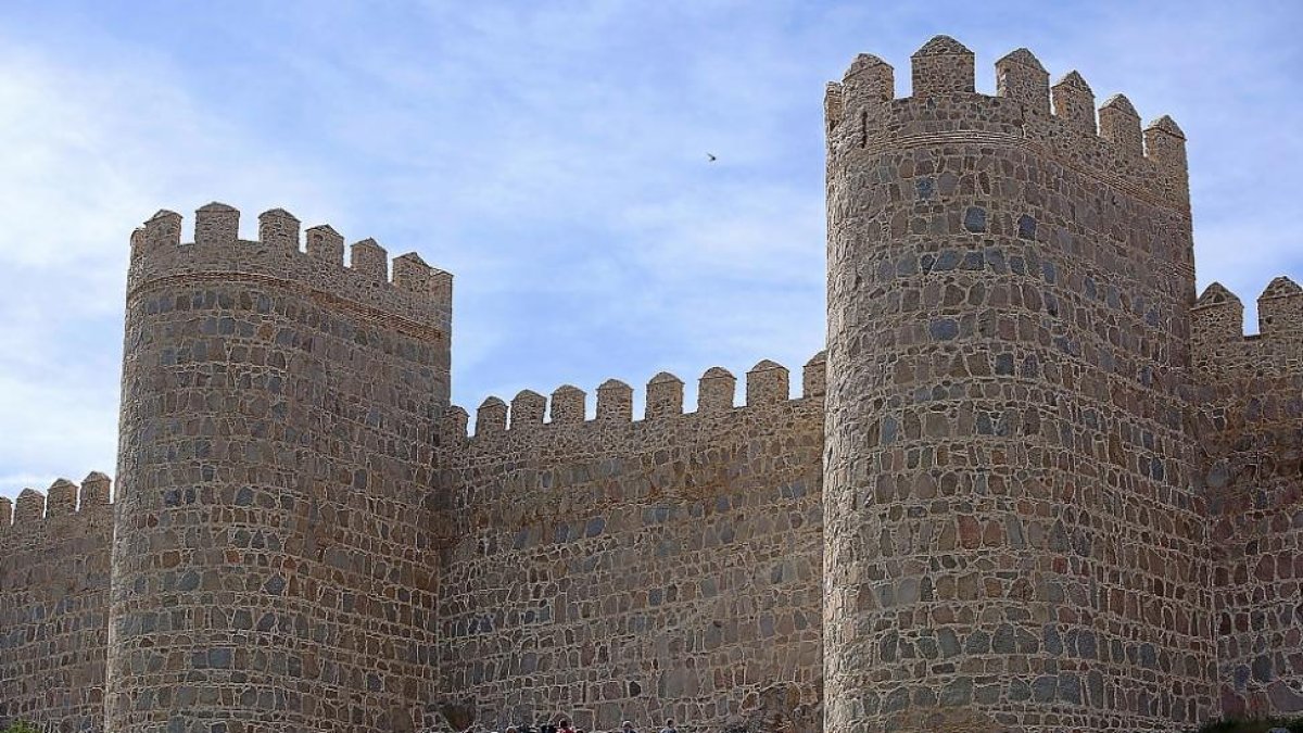 Vista parcial de la muralla de Ávila.-ICAL