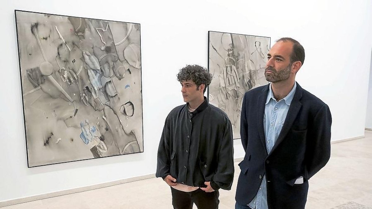 José Díaz y Javier Hontoria, ayer en el Patio Herreriano, junto a varias obras del artista.-PABLO REQUEJO - PHOTOGENIC