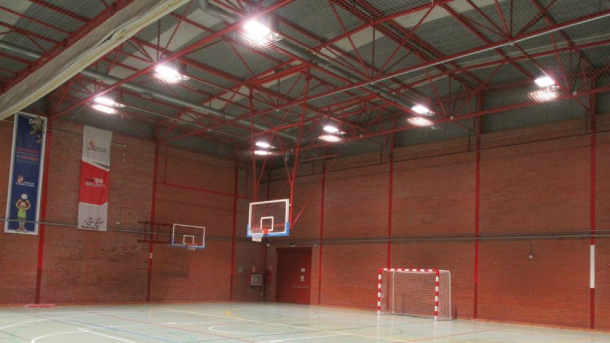 Iluminación LED en el pabellón polideportivo Río Esgueva.-EL MUNDO
