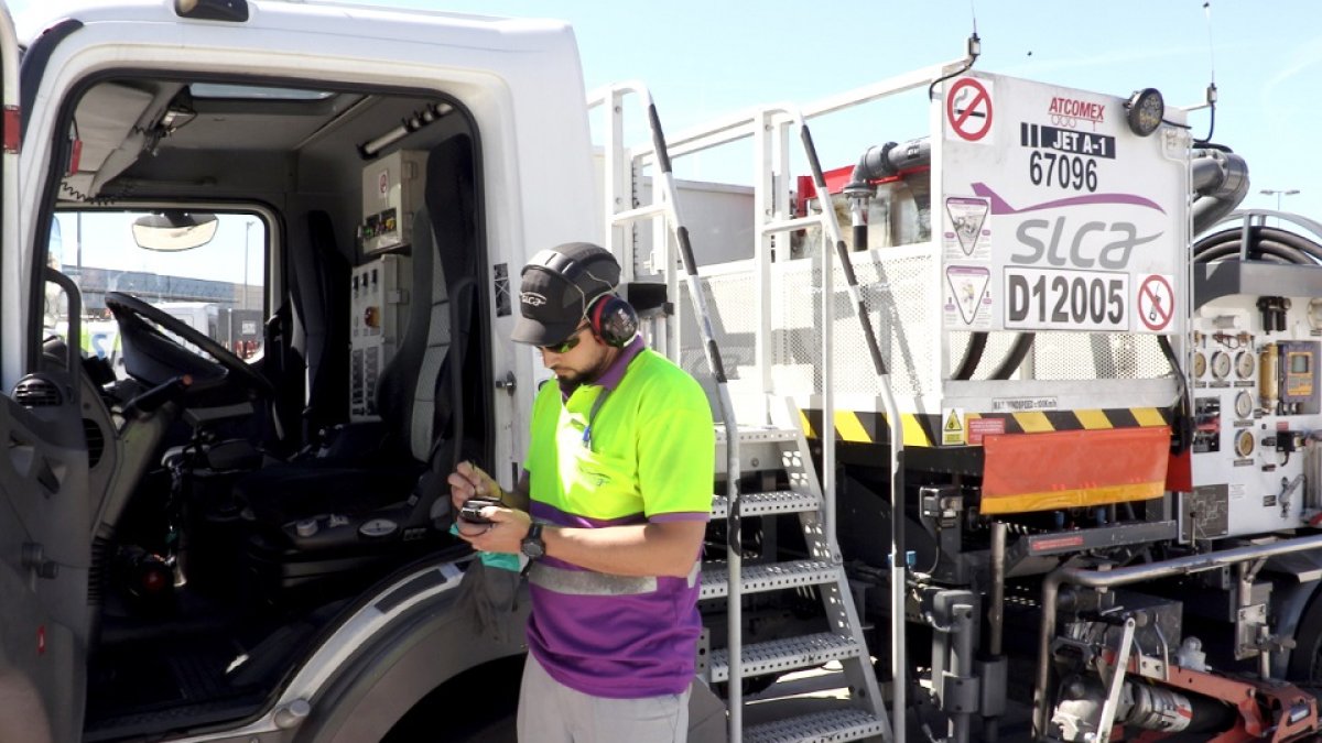 Una persona maneja la solución de gestión de abastecimiento de combustible para el sector de la aviación, diseñada por Proconsi. - EL MUNDO