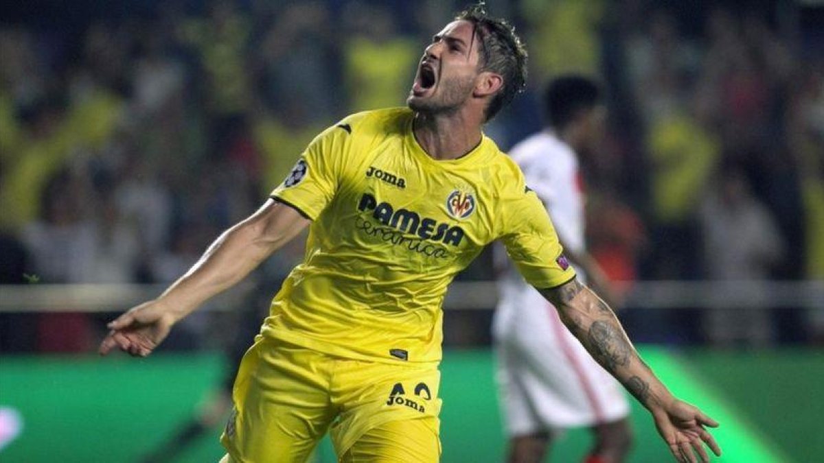 Alexandre Pato celebra su gol al Mónaco en la previa de la Champions, el miércoles.-EFE / DOMENECH CASTELLÓ