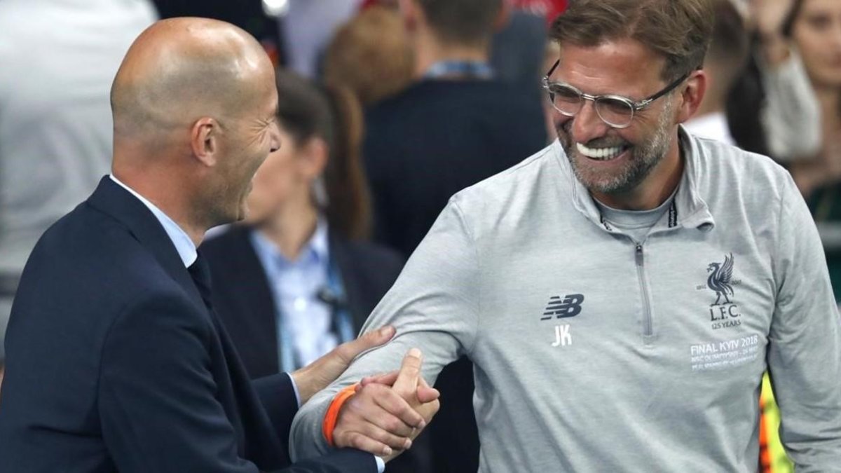 Zinedine Zidane y Jurgen Klopp se desean suerte antes de la final de la Champions. /-AP / PAVEL GOLOVKIN