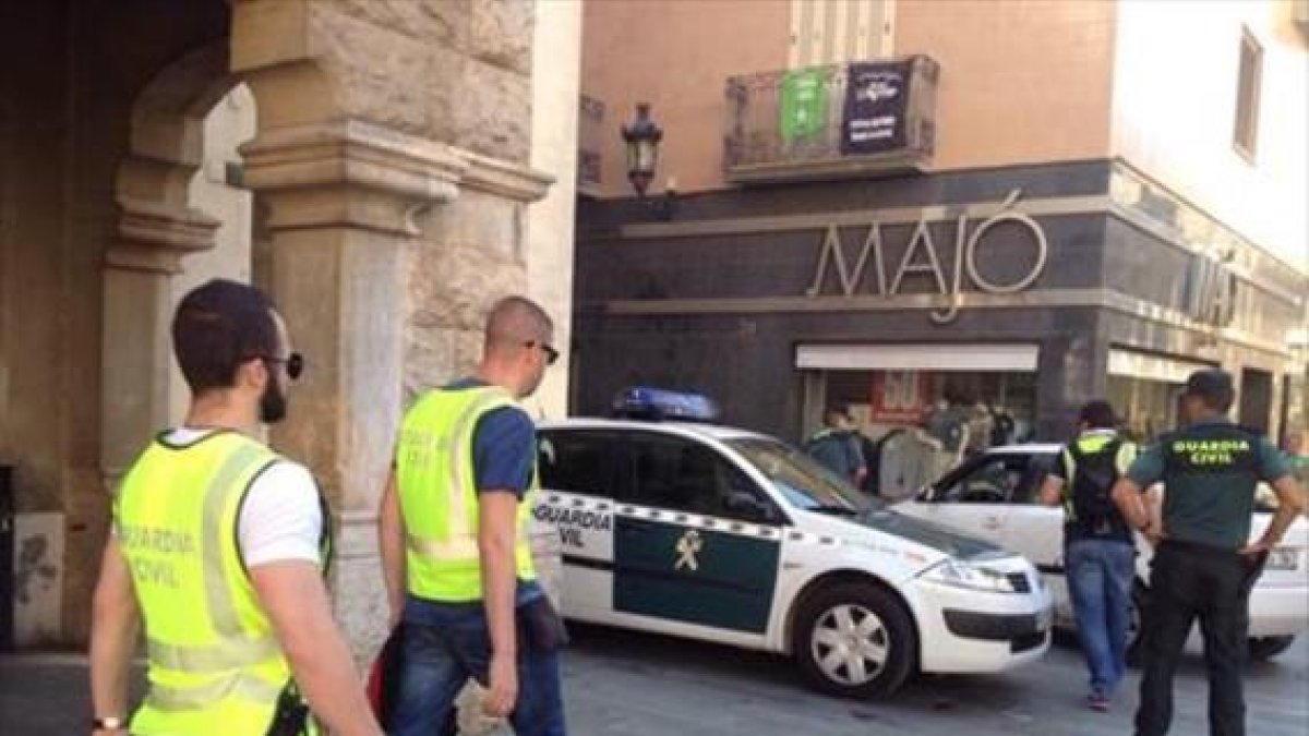 Agentes de la Guardia Civil salen de registrar el Ayuntamiento de Sant Celoni, el 28 de agosto del 2015.-HELENA LÓPEZ
