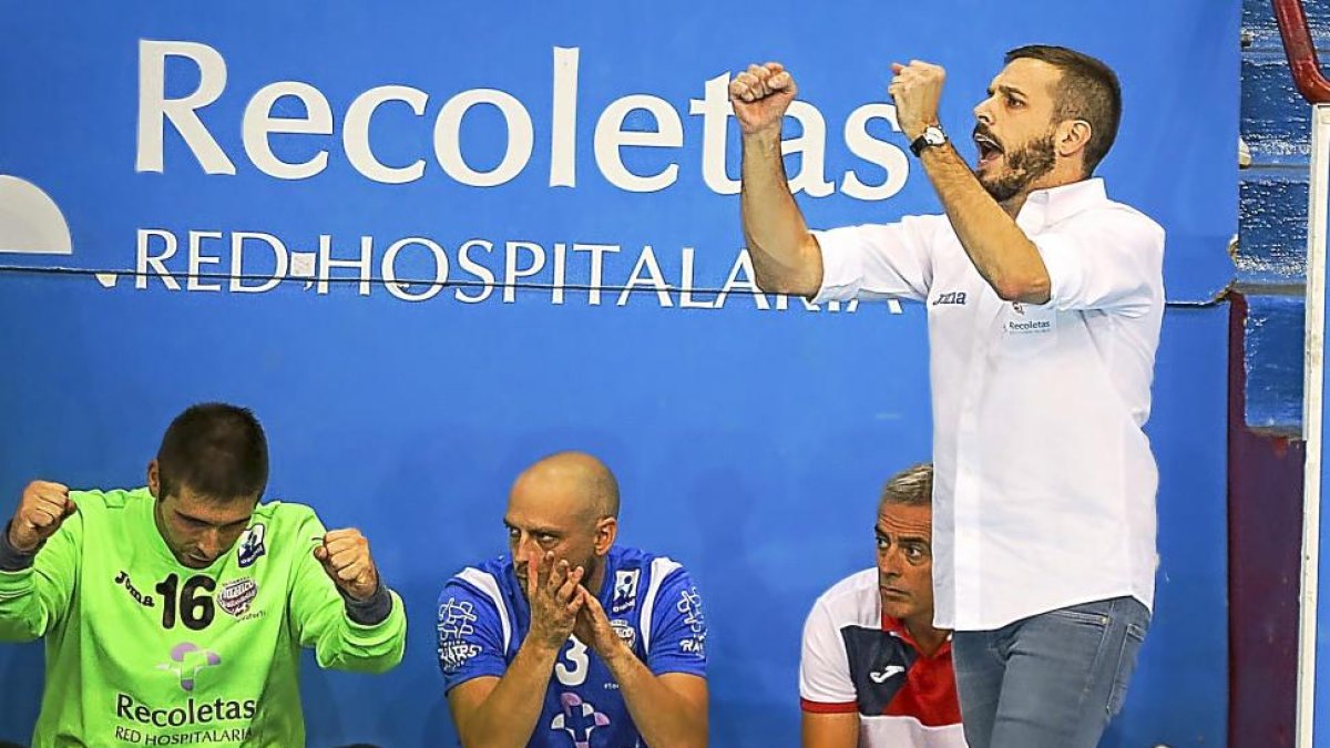 Nacho González celebra un gol junto a Camino y el portero César Pérez.-M. A. S.