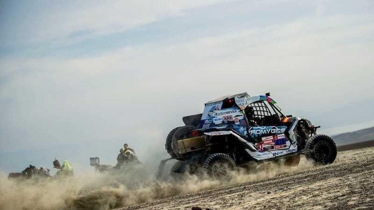 El Can-Am Maverick de Carranza y Fernández, durante la segunda etapa.-DUDA BAIRROS / PHOTOSDAKAR.COM