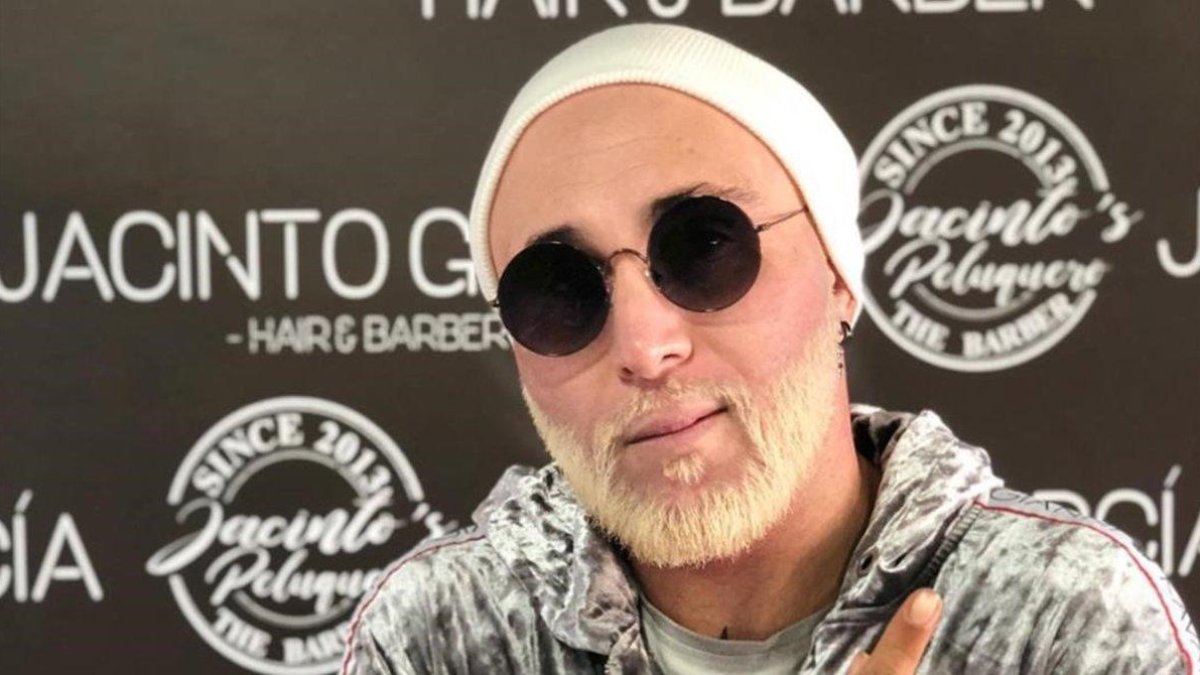 Kiko Rivera posa en su cuenta de Instagram con bigote y la barba teñidos de rubio platino-